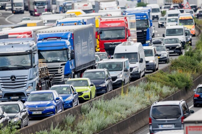 Staus in NRW Da ist nur Schrittgeschwindigkeit möglich - wenn überhaupt. Blick auf einen Stau in NRW. (Archivbild)