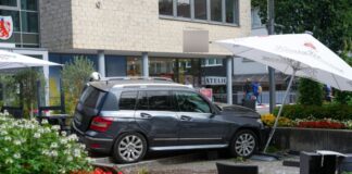 84-Jähriger gerät mit Auto in Café-Außenbereich – Verletzte Bei dem Unfall wurden vier Menschen leicht verletzt.