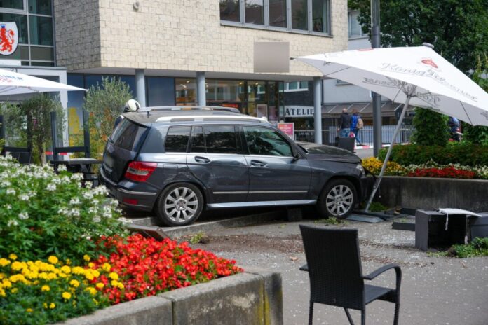 84-Jähriger fährt in Außengastronomie Bei dem Unfall wurden vier Menschen leicht verletzt.