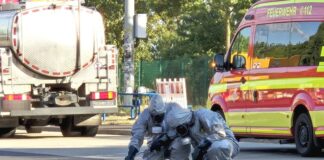 Ätzende Flüssigkeit läuft aus – Autobahn gesperrt Einsatzkräfte sichern den Rastplatz an der Autobahn 61 ab.