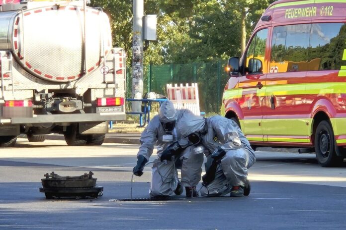 1000 Liter Ameisensäure aus Gefahrgut-Lkw ausgelaufen Einsatzkräfte sichern den Rastplatz an der Autobahn 61 ab.
