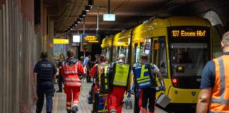 Frau in U-Bahn niedergestochen – 26-Jähriger in Haft Einsatzkräfte haben sich noch am Bahnsteig um die verletzte Frau gekümmert.