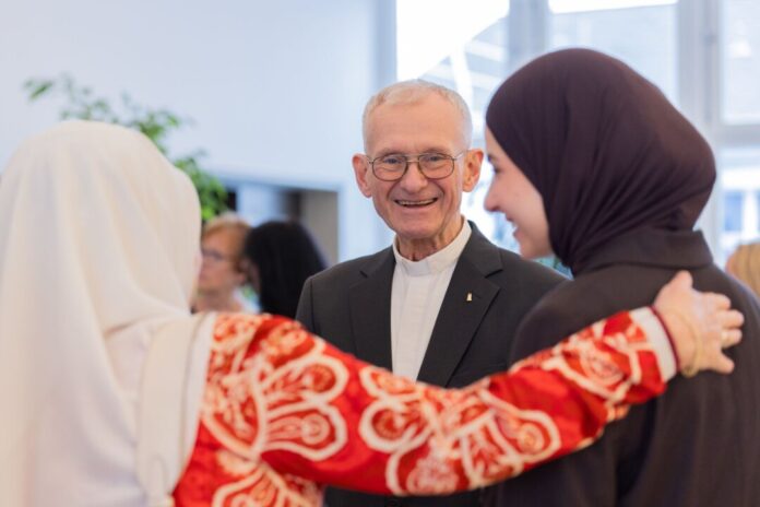 Mevlüde-Genç-Medaille für Pfarrer Meurer Pfarrer Franz Meurer setzt sich seit Jahrzehnten für den Zusammenhalt der Gesellschaft ein.