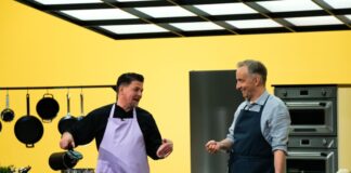 Kohlrouladen voraus: Böhmermann kocht wieder Abermals begrüßt Böhmermann darin prominente Gäste, um mit ihnen zu kochen. (Handout)