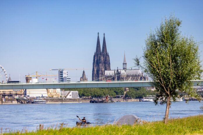 Der Rhein bei Köln Der Rhein birgt erhebliches Potenzial zur Wärmegewinnung aus Wasser. (Archivbild)
