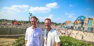 Elektro, Schlager und 360-Grad-Bühne: Parookaville gestartet NRW-Ministerpräsident Hendrik Wüst (CDU, links) Parookaville-Chef Bernd Dicks stehen im VIP-Bereich vor der großen Hauptbühne.