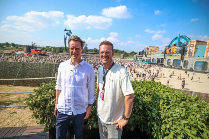 Ministerpräsident Wüst besucht Parookaville-Festival NRW-Ministerpräsident Hendrik Wüst (CDU, links) Parookaville-Chef Bernd Dicks stehen im VIP-Bereich vor der großen Hauptbühne.