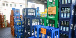 Zwischen Limo und Bier: Rotkehlchen brüten im Getränkemarkt Mit mehreren Schildern weist die Markt-Inhaberin ihre Kunden auf die brütenden Vögel hin.