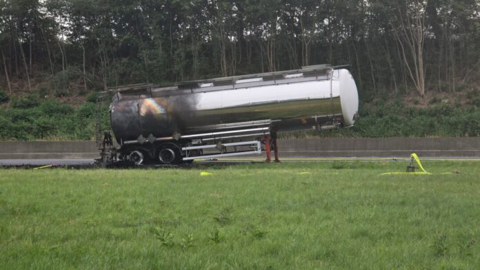 Brand eines Tankwagens Ein Tanklaster mit Gefahrgut brennt auf der A40 Richtung Niederlande. Die Autobahn wird stundenlang gesperrt.