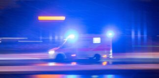 Auto fährt gegen Baum Der Rettungsdienst war im Einsatz. (Symbolbild)