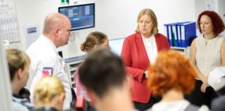 Gewalt in Kliniken: «Hinter jedem Ausraster steckt eine Not» In der Notaufnahme informierte sich Arbeitsministerin Bärbel Bas über die baulichen Veränderungen, die den Arbeitsplatz Klinik sicherer machen sollen.