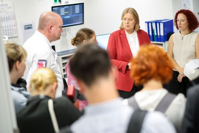 Deeskalationstraining im Krankenhaus in Duisburg In der Notaufnahme informierte sich Arbeitsministerin Bärbel Bas über die baulichen Veränderungen, die den Arbeitsplatz Klinik sicherer machen sollen.