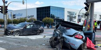 Tödliche Kollision an Kreuzung in Dortmund Die beiden Autos kamen ins Schleudern und landeten jeweils vor einem Ampelmast.