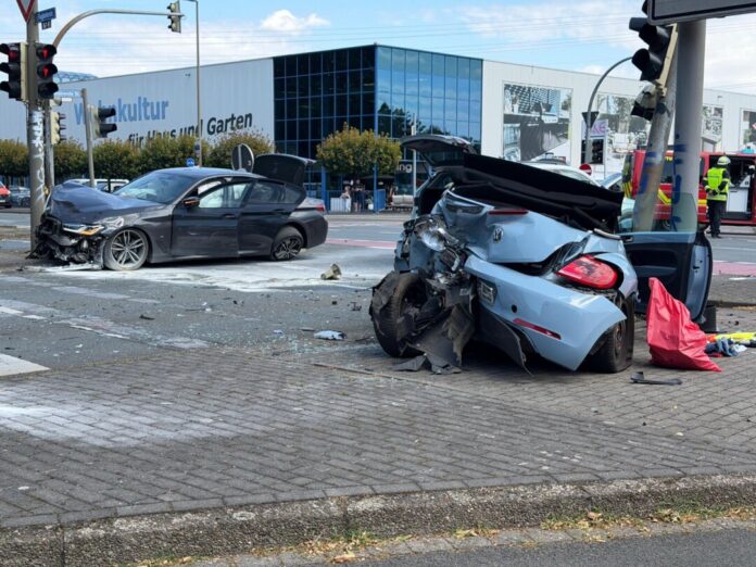 Tödliche Kollision an Kreuzung in Dortmund Die beiden Autos kamen ins Schleudern und landeten jeweils vor einem Ampelmast.
