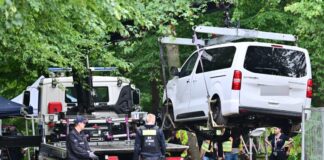 CSD-Anschlag: SPD fragt nach möglichen NRW-Verbindungen Das Auto des Attentäters wurde am Morgen nach dem Anschlag abtransportiert.