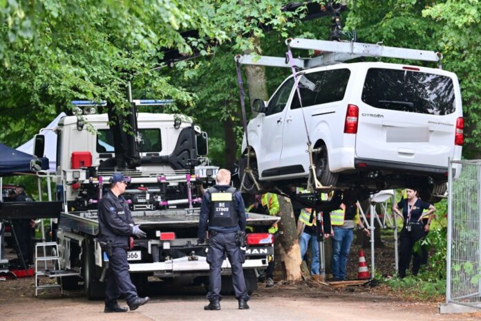 CSD-Anschlag: SPD fragt nach Verbindungen nach NRW Das Auto des Attentäters wurde am Morgen nach dem Anschlag abtransportiert.