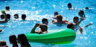 Mitarbeiter von Freibädern beobachten immer wieder Eltern, die auf ihr Handy statt auf ihr Kind im Wasser schauen. (Archivbild)