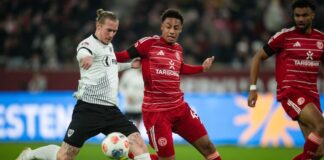 Augsburg holt Allrounder Suso von Fortuna Düsseldorf Sima Suso (M) spielt künftig für Augsburg. (Archivbild)