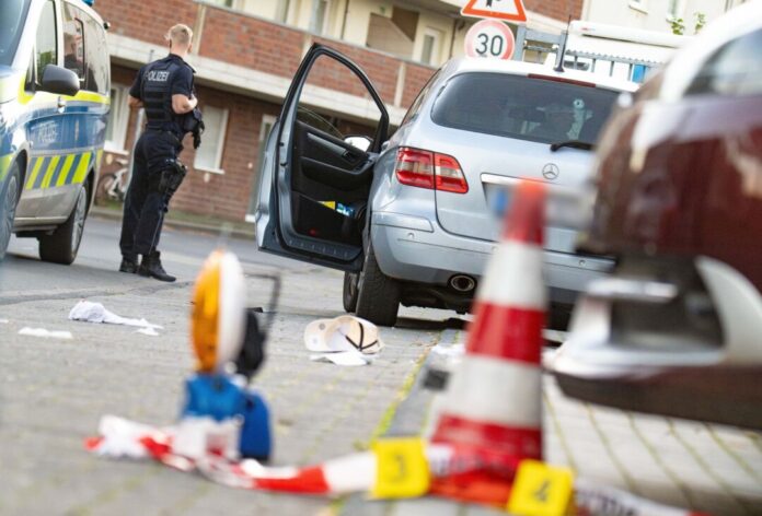 Schüsse vor Kölner Fitnessstudio – Festnahme in Niederlanden Im Herbst vor knapp zwei Jahren hatte der Getötete vor einem Kölner Fitnessstudio in ein Auto steigen wollen, als ein Mann auf ihn schoss und mit einem E-Scooter floh. (Archivbild)