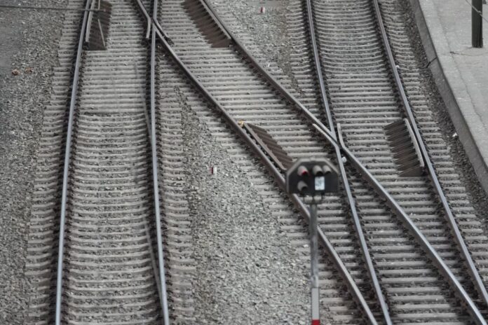 Gleise und Weichen an einem Bahnhof Wegen Brückenschäden ist die Bahnstrecke zwischen Essen und Gelsenkirchen gesperrt. (Symbolbild)