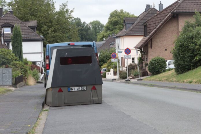 Blitzer in Einbahnstraße - Stadt verteidigt sich gegen Spott Absichtlich verkehrt: Solingen erklärt seinen «Blitzer» in der Einbahnstraße.
