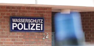 Taucher bergen Toten aus Dortmund-Ems-Kanal Die vermisste Person soll aus einem Schlauchboot gefallen sein. (Symbolbild)