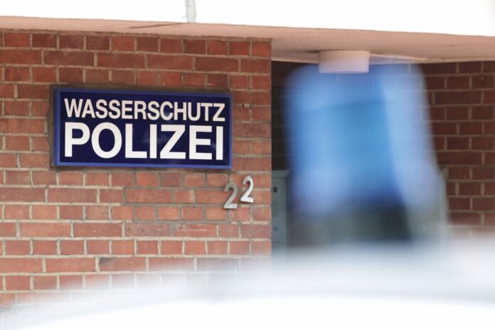 Wasserschutzpolizei Die vermisste Person soll aus einem Schlauchboot gefallen sein. (Symbolbild)