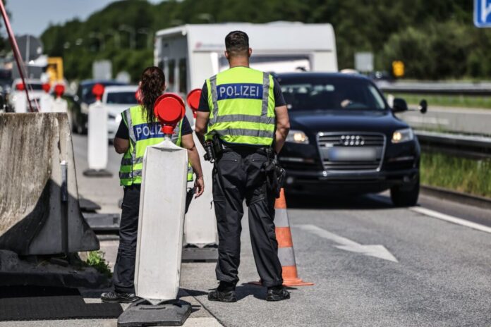 Deutsche Grenzkontrolle Seit fast zwei Jahren gibt es auf Anweisung der Bundesregierung trotz des Schengen-Vertrags wieder stationäre Grenzkontrollen, so wie hier an der A3 bei Elten an der Grenze zu den Niederlanden. (Symbolbild)