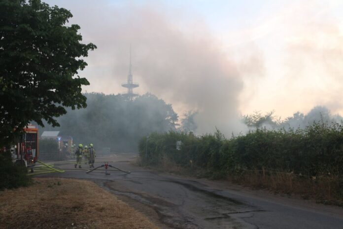 Feuerwehr löscht brennende Heuballen Die gepressten und teilweise mit Folie umwickelten Ballen müssten auseinandergezogen werden, was die Arbeit erschwere.