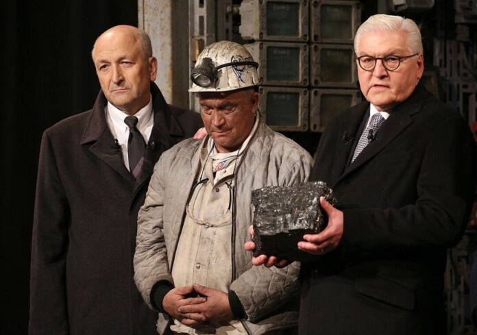 Übergabe der «letzten Kohle» an den Bundespräsidenten Dieses Stück Steinkohle will Bundespräsident Steinmeier dem Haus der Geschichte in Bonn übergeben. (Archivbild)