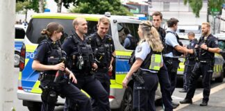 Falschmeldung löst Großeinsatz an Schule in Solingen aus Sicherheitshalber war die Polizei mit starken Kräften zur Theodor-Heuss-Realschule in Solingen ausgerückt.