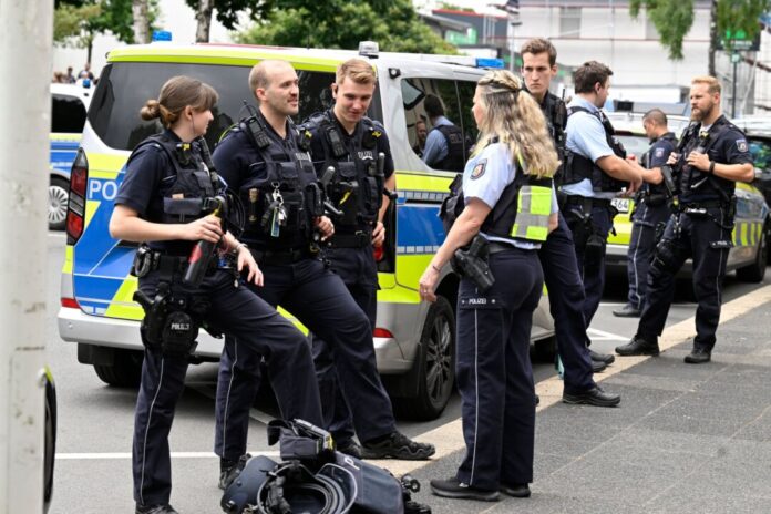 Großeinsatz an Schule Sicherheitshalber war die Polizei mit starken Kräften zur Theodor-Heuss-Realschule in Solingen ausgerückt.