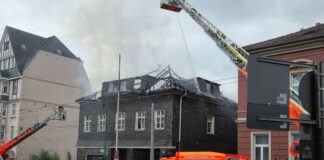 Solinger Brände: Verdächtiger kommt in psychiatrische Klinik Feuerwehrleute löschen den Dachstuhlbrand in der Solinger Innenstadt.