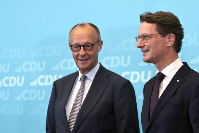 Bundeskanzler Merz und NRW-Ministerpräsident Wüst Bundeskanzler Friedrich Merz wird beim Landesparteitag der CDU NRW sprechen. (Archivbild)