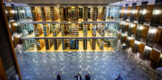 Stadt Köln legt Beschwerde im Streit um Partylärm ein Am Oberverwaltungsgericht in Münster - hier die Eingangshalle und die Bibliothek - hat die Stadt Köln Beschwerde gegen eine Entscheidung aus der Vorinstanz eingelegt. Es geht um Lärm auf dem Brüsseler Platz. (Archivbild)