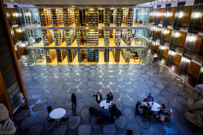 Oberverwaltungsgericht für das Land Nordrhein-Westfalen Am Oberverwaltungsgericht in Münster - hier die Eingangshalle und die Bibliothek - hat die Stadt Köln Beschwerde gegen eine Entscheidung aus der Vorinstanz eingelegt. Es geht um Lärm auf dem Brüsseler Platz. (Archivbild)