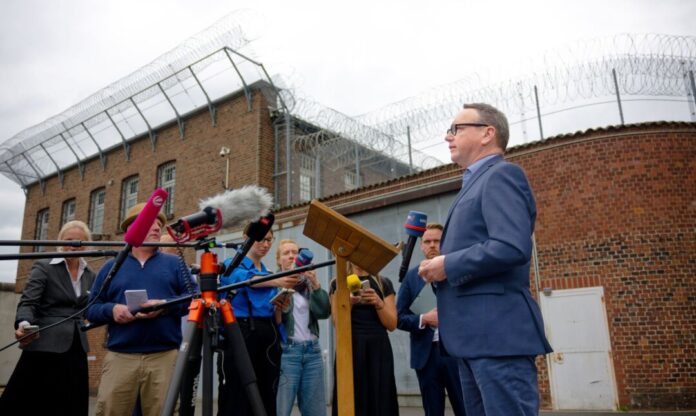 Nach Großeinsatz in der JVA Siegburg Nordrhein-Westfalens Justizminister Benjamin Limbach (Grüne) ist alarmiert über mögliche Pläne eines bewaffneten Aufstands in der JVA Siegburg.