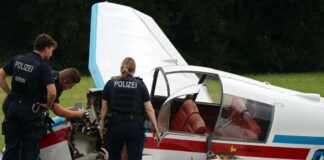 Vier Verletzte bei Notlandung von Flugzeug Ursache war möglicherweise ein Motorschaden.