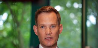 Streeck: «Meinetwegen kann die Tabaksteuer noch höher gehen» Rauf mit der Tabaksteuer, damit weniger Menschen rauchen, findet der CDU-Politiker Hendrik Streeck. (Archivbild)