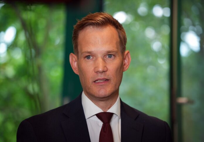 Hendrik Streeck Rauf mit der Tabaksteuer, damit weniger Menschen rauchen, findet der CDU-Politiker Hendrik Streeck. (Archivbild)