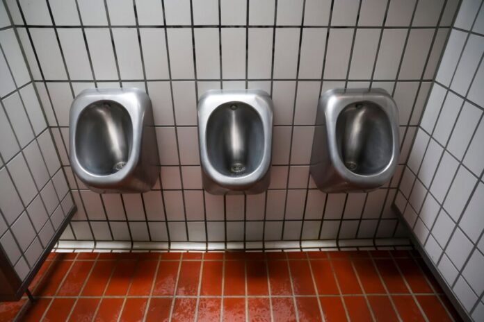 Lkw auf Rastplatz an der A9 So sauber ist es auf Rastplätzen oft nicht. (Symbolbild)