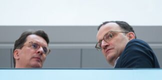 Debatte um Leihmutterschaft: Wüst bedauert Spahn-Rücktritt Kennen sich schon lange: Hendrik Wüst (links) und Jens Spahn.