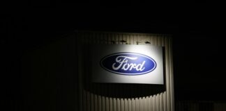 Ford verbündet sich mit chinesischer Volvo-Mutter Geely Ford-Logo am Kölner Werk