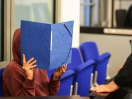 Ein Mordkomplott mit viel Gift: Zwei Frauen vor Gericht Eine Angeklagte im Saal des Landgerichts Wuppertal.