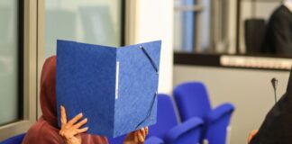 Ein Mordkomplott mit viel Gift: Zwei Frauen vor Gericht Eine Angeklagte im Saal des Landgerichts Wuppertal.