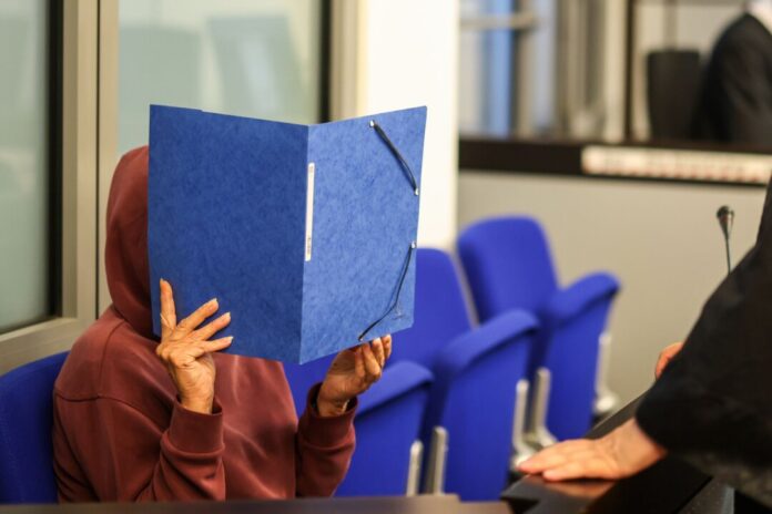 Prozessbeginn wegen Mordkomplott Eine Angeklagte im Saal des Landgerichts Wuppertal.