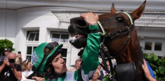 Spannung vor dem Derby: Gewinnt wieder eine Jockette? Vor einem Jahr gewinnt Nina Baltromei mit Hochkönig als erste Frau im Sattel das deutsche Galopp-Derby. (Archivbild)