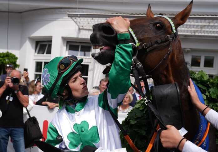 Nina Baltromei Vor einem Jahr gewinnt Nina Baltromei mit Hochkönig als erste Frau im Sattel das deutsche Galopp-Derby. (Archivbild)