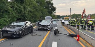 Vollsperrung nach Unfall auf A40 – Mensch in Lebensgefahr Nach Angaben eines Polizeisprechers waren vier Fahrzeuge an dem Unfall auf der Autobahn in Mülheim an der Ruhr beteiligt.