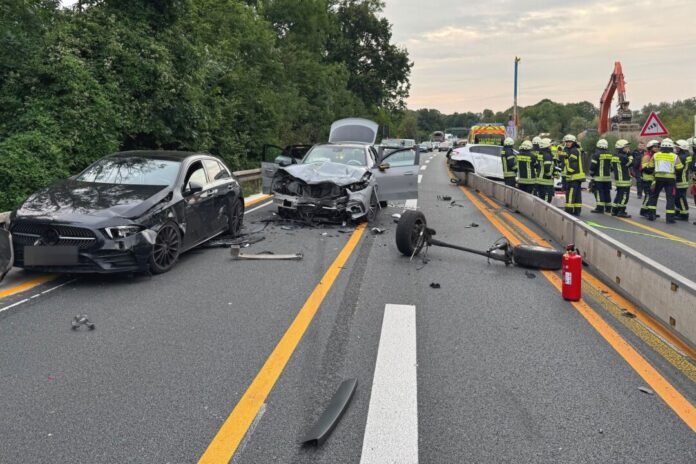 Vollsperrung nach Unfall auf A40 Nach Angaben eines Polizeisprechers waren vier Fahrzeuge an dem Unfall auf der Autobahn in Mülheim an der Ruhr beteiligt.